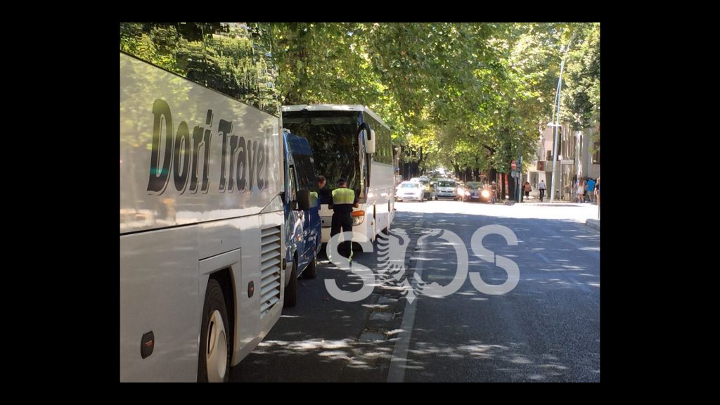 Policia gjobit autobuzët e turistëve në Tiranë