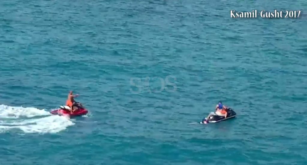 Video/ Shihni se si shpëtohen burrë e grua në mes të detit në Ksamil