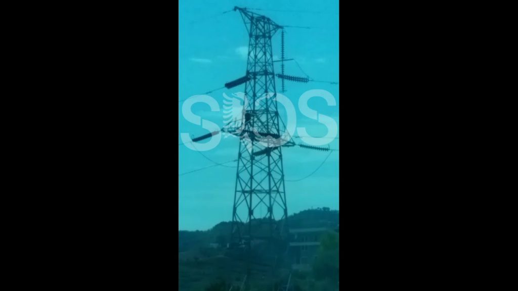 VIDEO/Tentoni të hidhej nga shtylla e tensionit të lartë,probleme me pronat