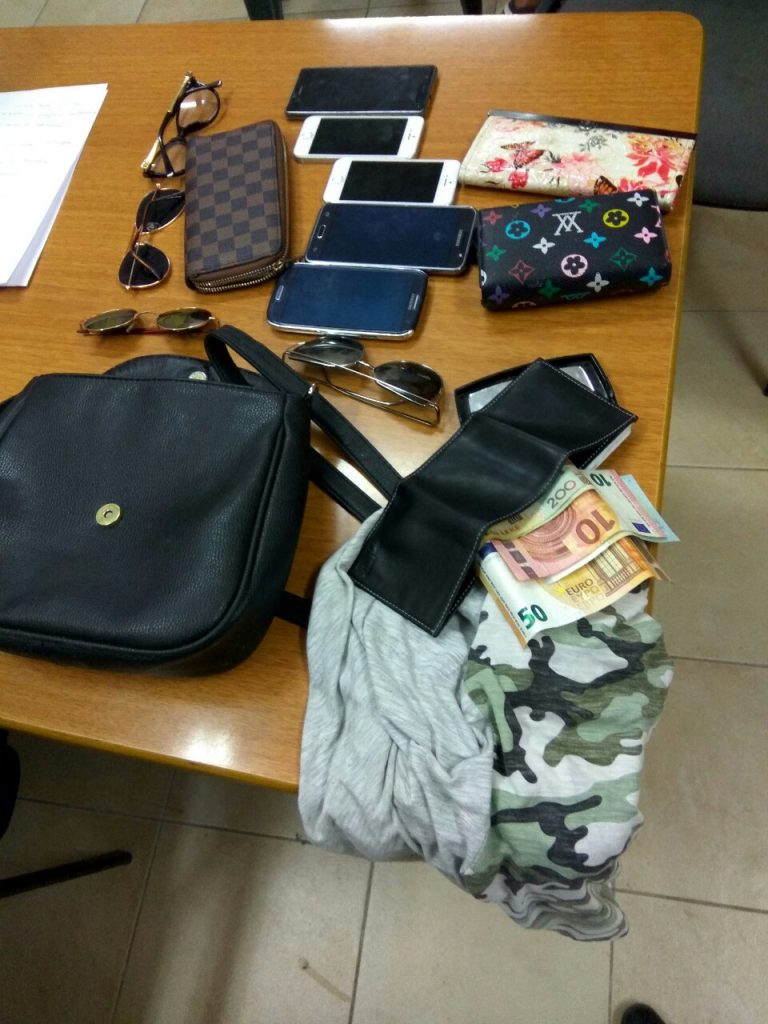 Durrës,vodhi 200 euro e 5 celularë, arrestohet i riu