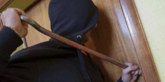 Kavajë/ I hyjnë në shtëpi për ta vjedhur,goditet pronari