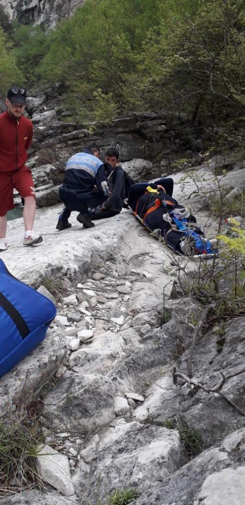 Bie nga lartësia në shpellën e Pëllumbasit, policia e shpëton