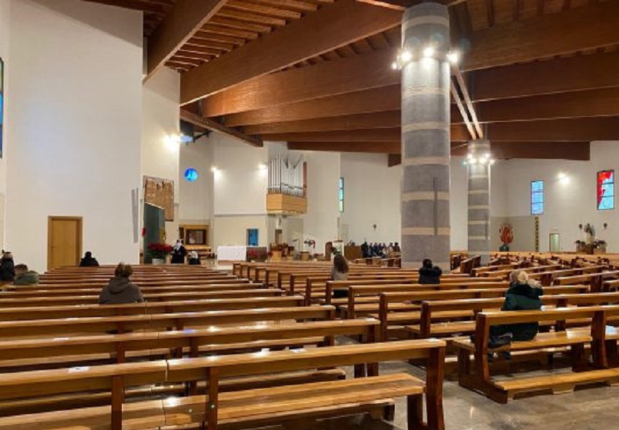 Krishtlindje në kushte pandemie, kishat organizojnë dy mesha për të shmangur grumbullimet