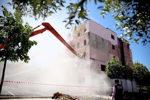Ndërhyrjet në struktura i kthyen pallatet në kurthe vdekjeje gjatë tërmetit