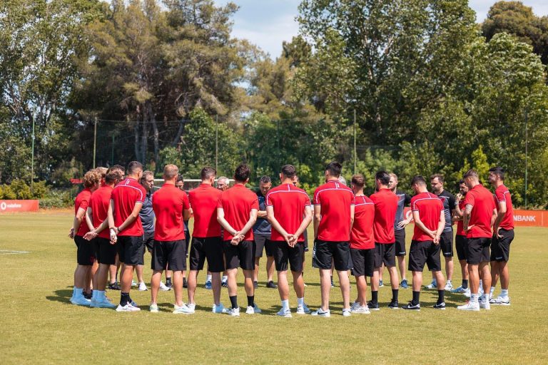 “Dorëzohet” Reja, Kombëtarja do t’i rikthehet skemës me katër mbrojtës. Ja si luajnë kuqezinjtë në Izrael