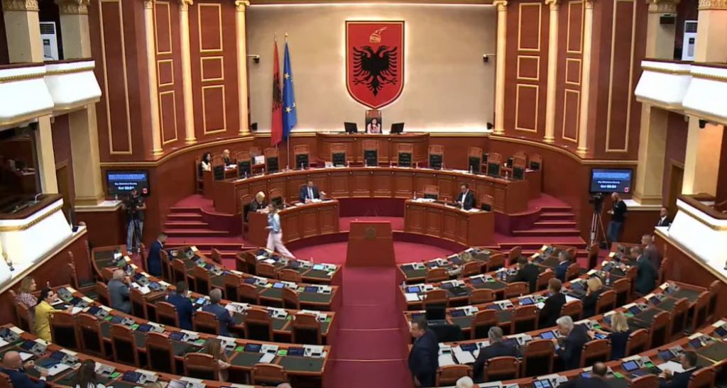 Përplasja me Felajn dhe Tabakun, ndërpritet seanca pas kërkesës së grupit të PD: Uzurpon të drejtën e fjalës, sa për fyerjen…