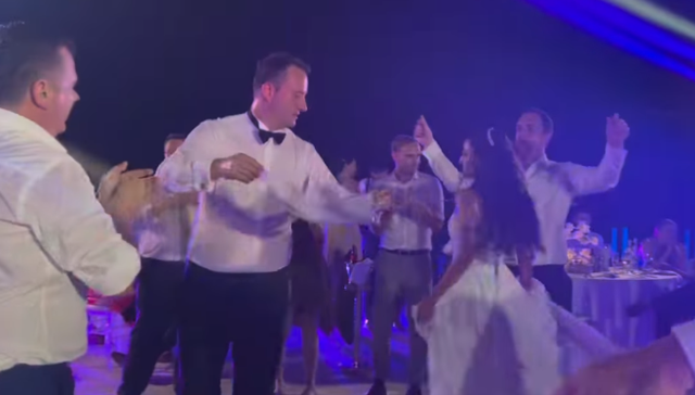 Dosja.al/ Ortakët e “Sinaloas” në Kryeministri me ish-deputetin gjerman. Rama hesht, Balla u kërcen në dasmë