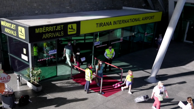 Hackerat në TIMS, aeroporti Nënë Tereza thirrje pasagjerëve: Paraqituni dy orë e gjysmë para fluturimit