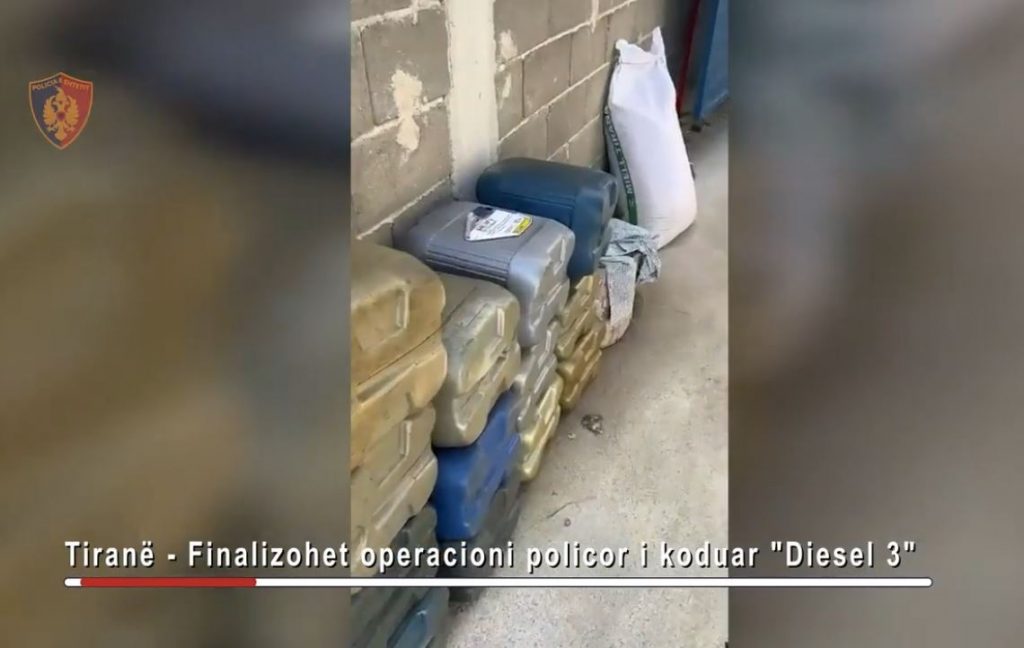 VIDEO/ Sekuestrohen 2 ton naftë kontrabandë në Tiranë, pranga 47-vjeçarit