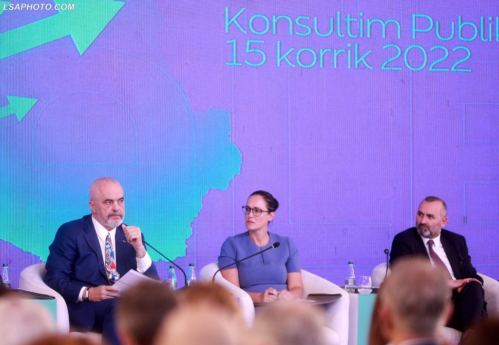 BIRN: Qeveria shton rrogëtarët dhe koston në kurriz të taksapaguesve