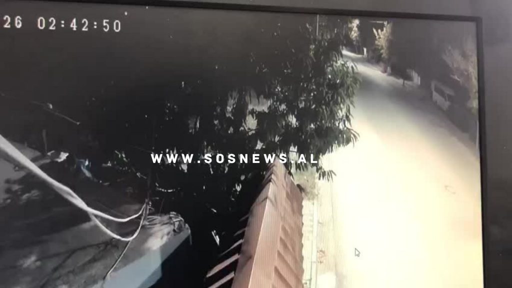 (Video) Kamerat e sigurisë/ Një person i veshur me të zeza i vë flakën fugonit