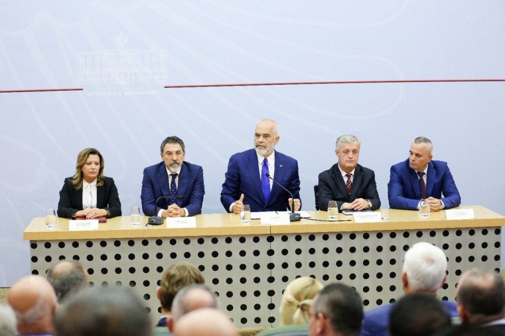 Analiza e BIRN: Qeveria kërkon të amnistojë pa ligj oligarkët e kateve pa leje në Tiranë