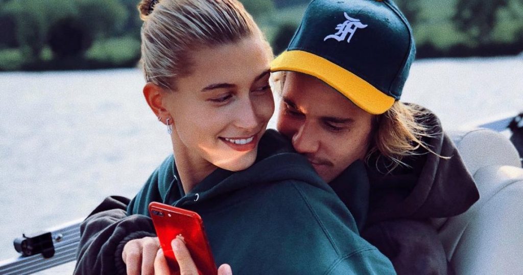 Nga pozicioni i preferuar dhe deri tek marrëdhëniet treshe/ Hailey Bieber zbulon detaje nga jeta e saj seksuale me Justin Bieber: Më pëlqen shumë…