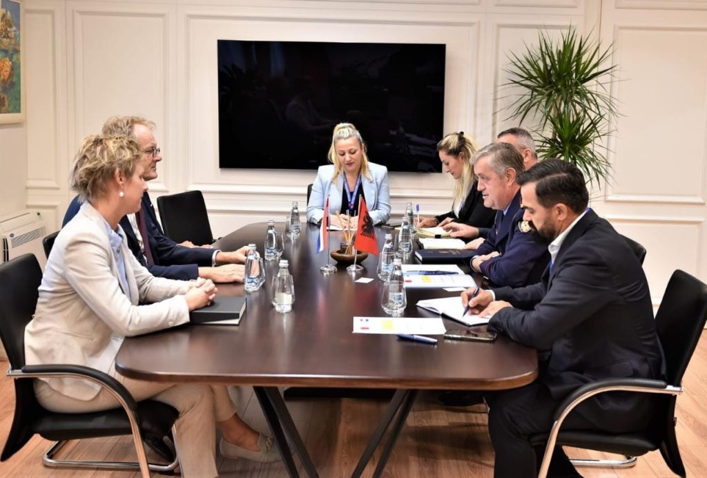 “Rezultatet kundër grupeve kriminale do arrihen me…”/ Ambasadori i Holandës në Shqipëri takon Muhamet Rrumbullaku, drejtori: Do i përjashtoj ata punonjës që cenojnë imazhin e policisë