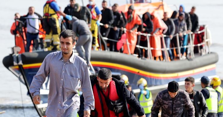 “Bandat shqiptare dominojnë tregtinë e kokainës në jug të Anglisë”- “The Telegraph”: Mbi 29 mijë emigrantë kanë hyrë në Britani me gomone këtë vit