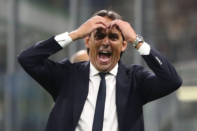 “Në fije të perit”. “Me shpatulla pas murit”. Mediat kryqëzojnë Simone Inzaghi-n