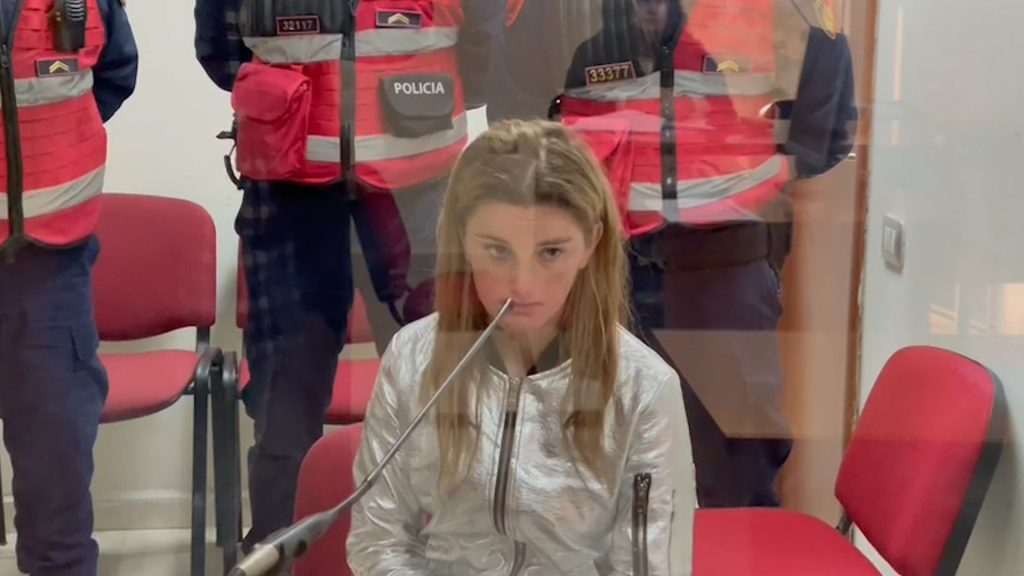 “Folëm 15 ditë e u lidhëm, i thashë prindërve të saj ‘çupën do e marr unë’,”- Bashkëshorti rrëfen njohjen me Tina Pajollarin: E besoj, u betua për kokë të babait