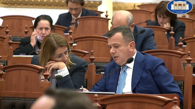 Manastirliu zbret “poshtë”, ulet pranë Taulant Ballës, socialisti i flet i acaruar