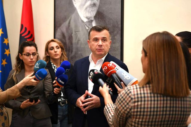 ‘PS dhe Ramës nuk i bën presion askush’/ Ankesat për mediat, Balla: Keqardhje për çdo televizion që shpif