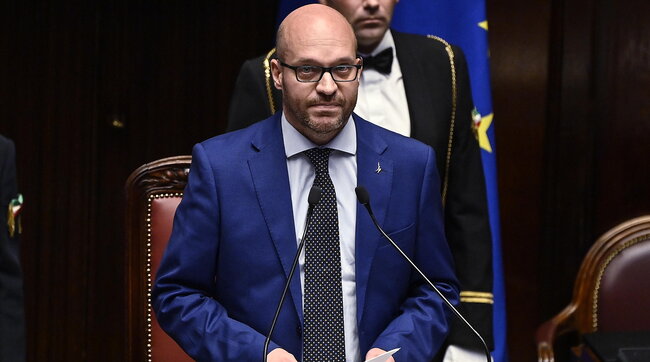 Lorenzo Fontana zgjidhet kryetar i Parlamentit italian, Meloni entuziaste: “Italianët na kërkojnë të mos humbim kohë”..