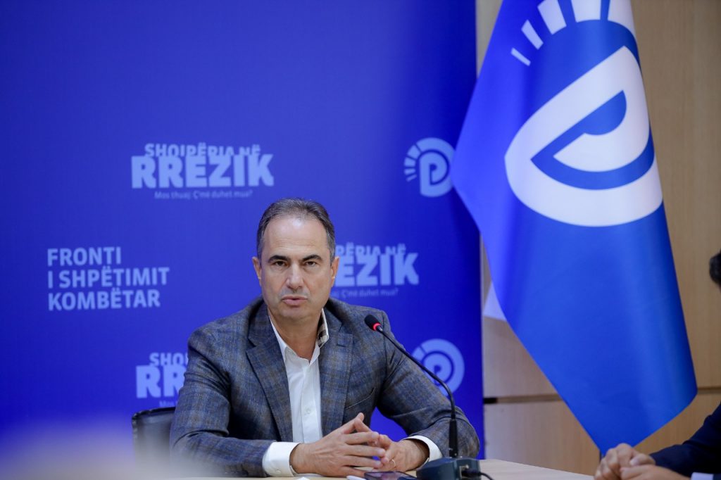 “Të gjithë me detyrim në stadium”- Deputeti i PD publikon SMS-të: Aministrata, mjekët dhe infermierët po merren me dhunë në takimin elektoral