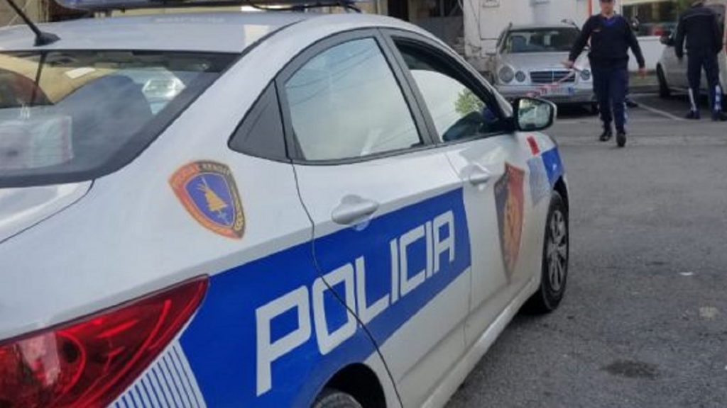 Gjendet e pajetë në rrugë një grua, policia arreston dy persona dhe shpall në kërkim një tjetër. Akuzohen për…