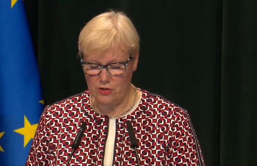 “Pasaportat e Arta” mund të rikthejnë regjimin e vizave në Shqipëri? Reagon ambasadorja e delegacionit të BE: Rrezik për sigurinë