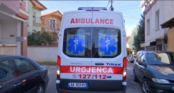 Po mblidhnin ullinj, humbin jetën dy persona. Rrëzohet nga pema dhe punonjësi i gjelbërimit, rëndë në spital