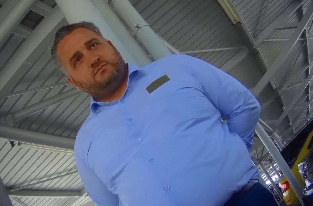 “Motra do sjellë 20 mijë paund tre herë në vit”/ Doganieri i Rinasit i kërkon rryshfet qytetares: Sa ka ndërmend të më japë? Mos na sjell ndonjë polic se na more në qafë