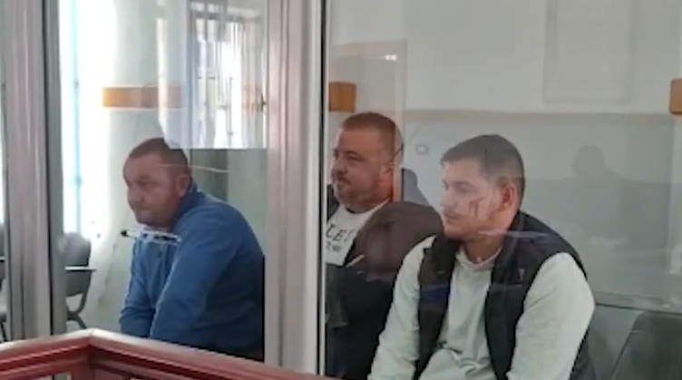 I gjetën 522 mijë euro në tavanin e autobusit që vinte nga Italia, lihet në burg shoferi. Lirohen ndihmësit e tij