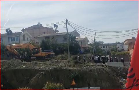 IKMT nis prishjen e 10 banesave në Unazën Lindore, banorët e Shkozës refuzojnë largimin, FNSH ndërhyn