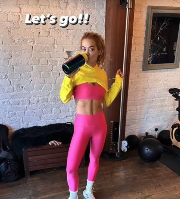 Rita Ora shfaq format e saj perfekte trupore teksa bën sërtvitje në palestër