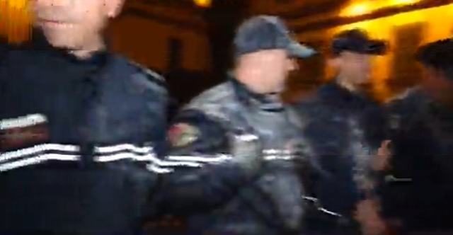 FOTO/ Protestuesit lyejnë me miell efektivët: Mos kini frikë se nuk ju vret