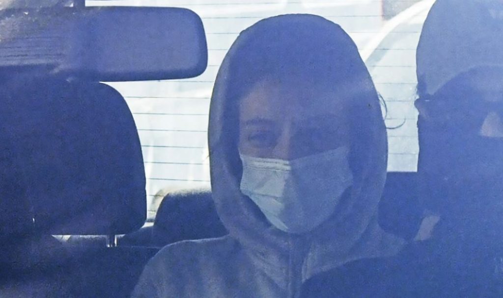 Burgoset nëna e 12-vjeçares së përdhunuar nga disa burra në Greqi, dyshohet se bashkëpunoi me tutorin e vajzës