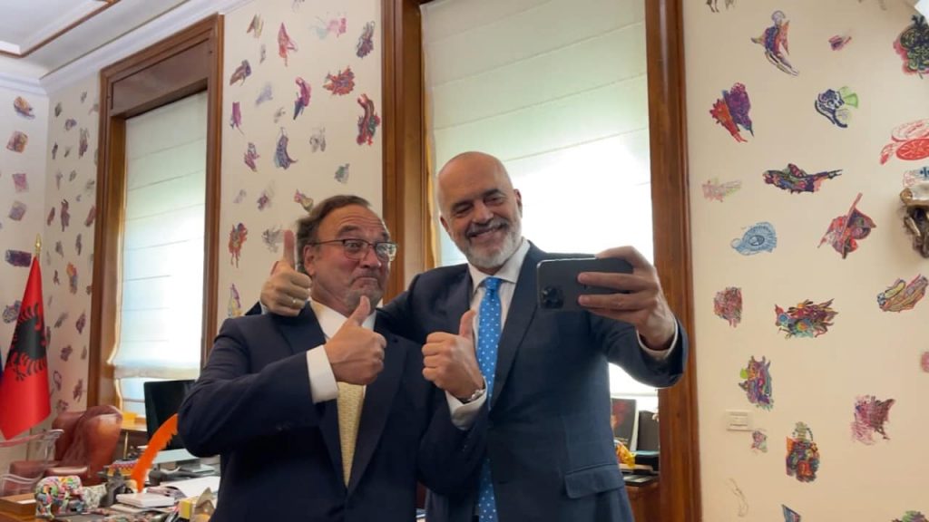 Aktori Jim Belushi në zyrën e Ramës, kryeministri nxjerr fotot: Me legjendën për dokumentarin amerikan mbi Shqipërinë