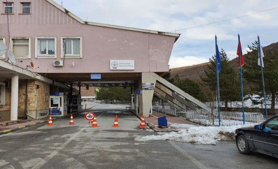 Policia kontroll “Benz”-it të 56-vjeçarit në Kapshticë, i gjenden 17 mijë euro të padeklaruara