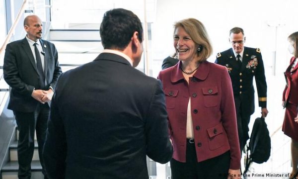 Ndihmës sekretarja e SHBA-ve: Largimi i serbëve nga institucionet e Kosovës nuk është zgjidhje, të nisin bisedimet mes palëve