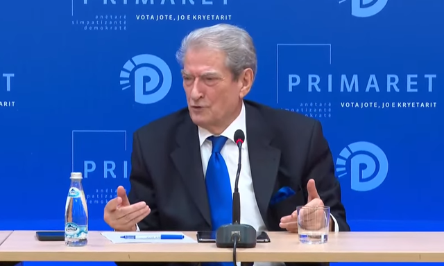 ‘Mirë bëre…’/ Gazetarja e filmoi me telefon, Berisha i kërkon llogari: Çfarë bëre? Më duket se më rregjistrove