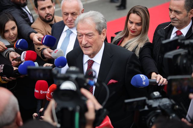 Mbledhja e Kuvendeve/ Kërkesa e Berishës për organizatorët: Shtoni një stendë të zezë, vini emrin e Ramës