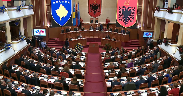 Kuvendi i Shqipërisë si asnjëherë më parë, valëviten 2 flamujt, Kurti dhe Rama ulen pranë