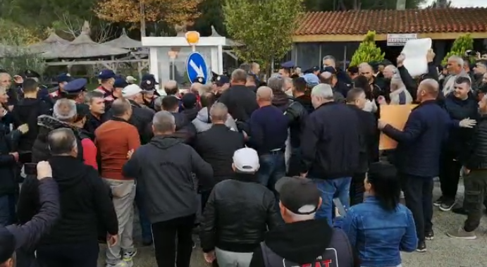 Protesta dhe përplasje me policinë kundër traut në Parkun e Divjakës, procedohen 5 persona. Mes tyre dhe kreu i PD