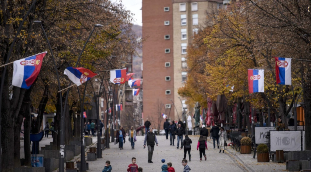 Vijojnë tensionet në Veri, SHBA: Kosova dhe Serbia të përmbahen nga veprimet që mund të rrisin tensionet