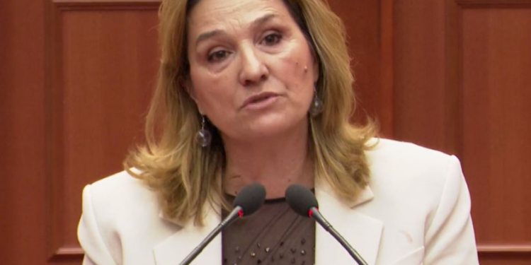 “Nga armik i briskut dhe ujit te sindromi i kukullës së lumtur”- Flutura Açka i përgjigjet Ramës: Të ka ndodhur një metamorfozë e madhe. Na i tregoni kush janë të shitur që të…