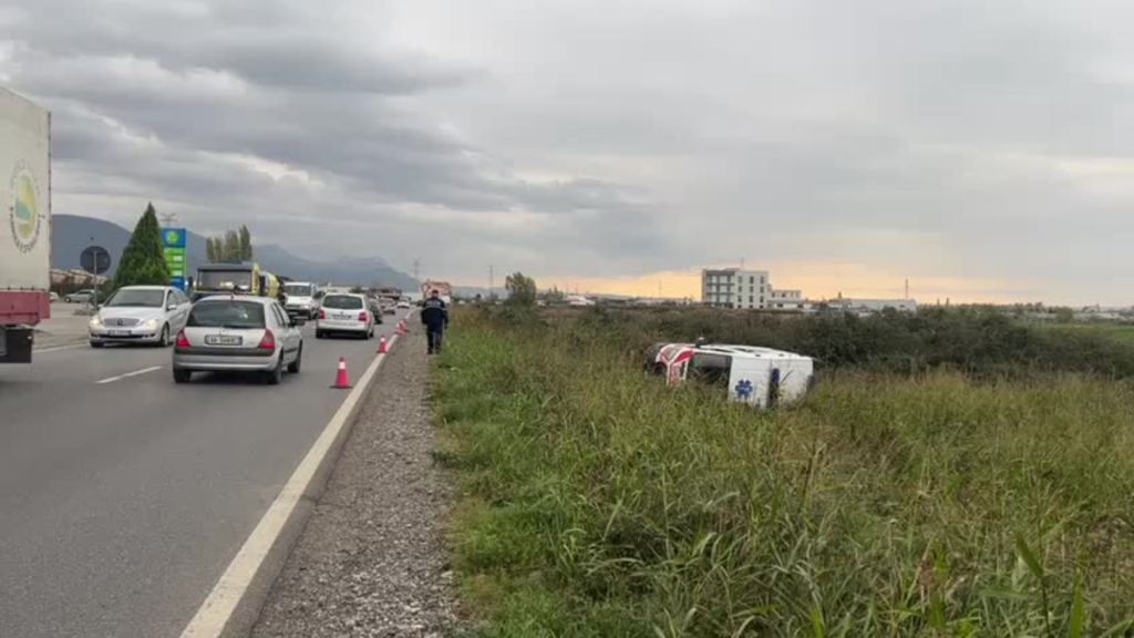 Del nga rruga ambulanca në Lezhë, raportohet për 4 të plagosur