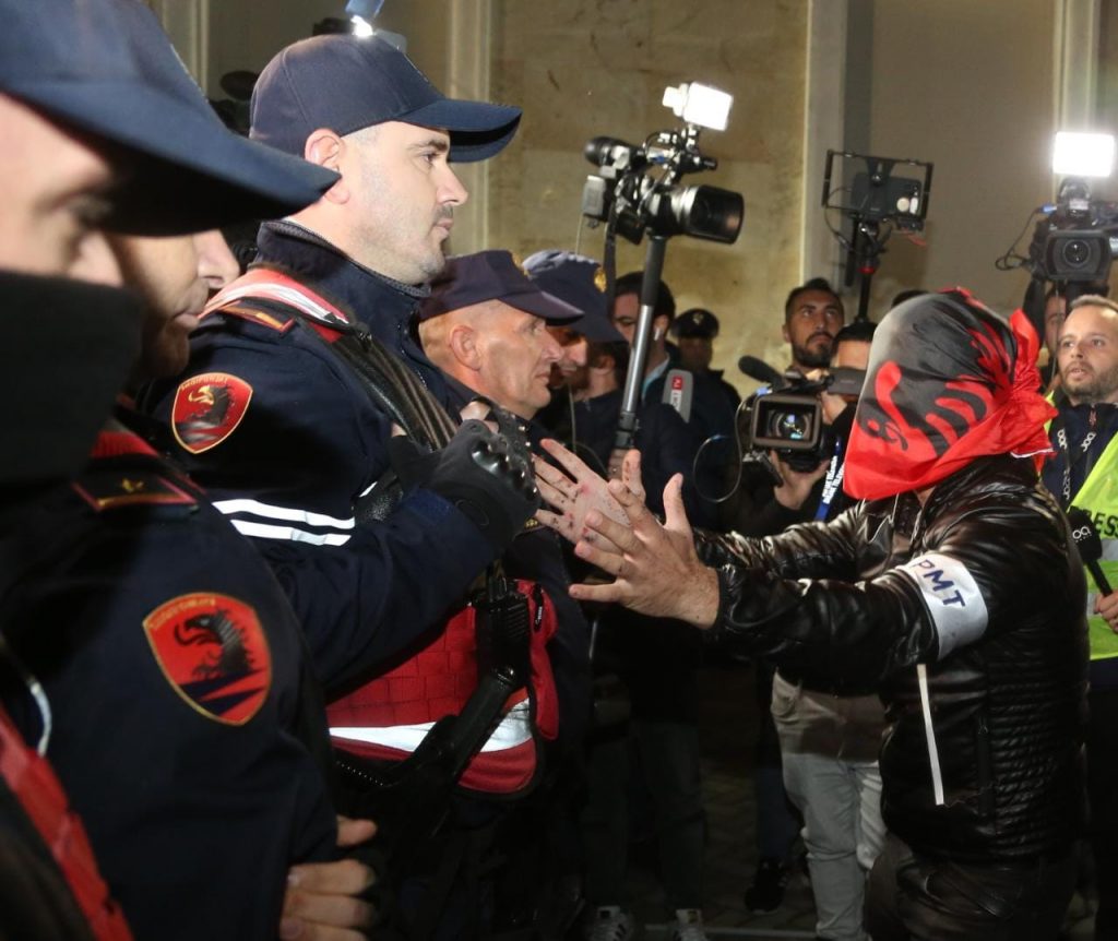 Me flamuj kuq e zi dhe qirinj në duar, ja si nisi përplasja mes protestuesve dhe policisë para Kryeministrisë