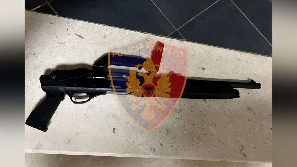 Kanosi familjarët me armë gjahu dhe i rrahu, prangoset 40-vjeçari në Lezhë
