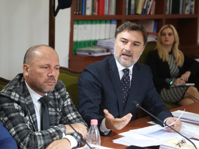 Debate në Komision/ Balluku-Alibeajt: E bëmë në fshehtësi?! Jo more xhan e ke online. I kthehet demokrati: Nga SPAK kanë dalë 11 urdhër arreste për Fierin! Porti i Durrësit si inceneratorët!