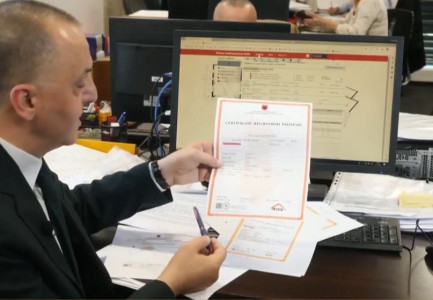 “Kujdes kur blini prona!”- Artan Lame thirrje qytetarëve: Si të kuptoni që certifikata e pronësisë është origjinale! Jo çdo copë letre është…