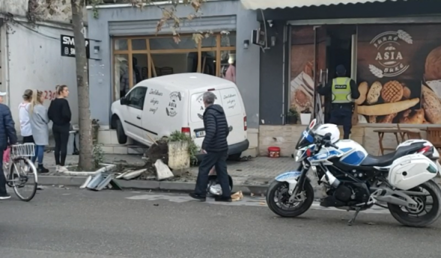 Shoferja humb kontrollin, makina përfundon në dyqan