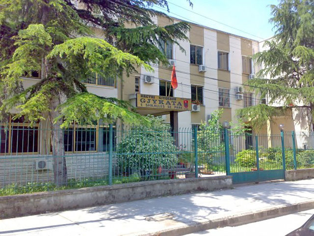 Goditën me grushte avokatin jashtë Gjykatës pas seancës për çështje pronash, arrestohet 32-vjeçari! Procedim penal të moshuarit